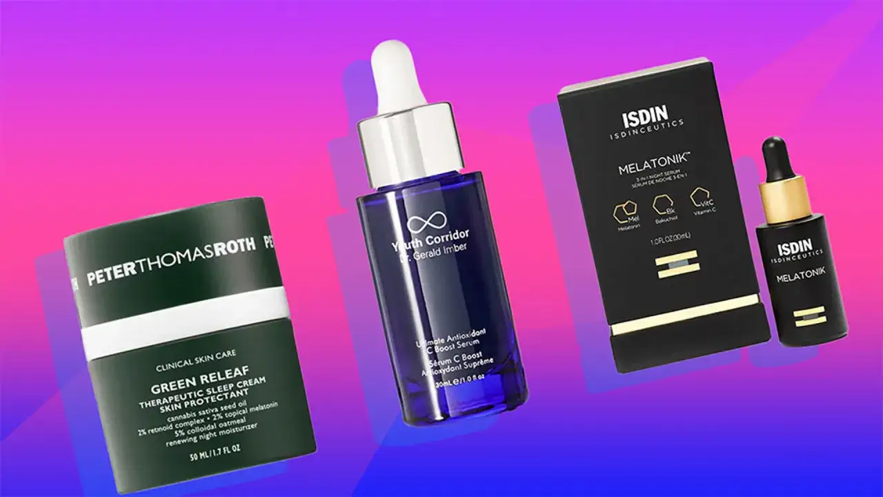 Tres productos de cuidado de la piel: un tarro verde, un sérum azul y una caja negra con un frasco de melatonina tópica.