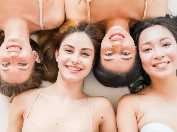 Cuatro mujeres sonríen, cada una con un tipo de piel diferente, para ayudarte a saber que tipo de piel tengo.