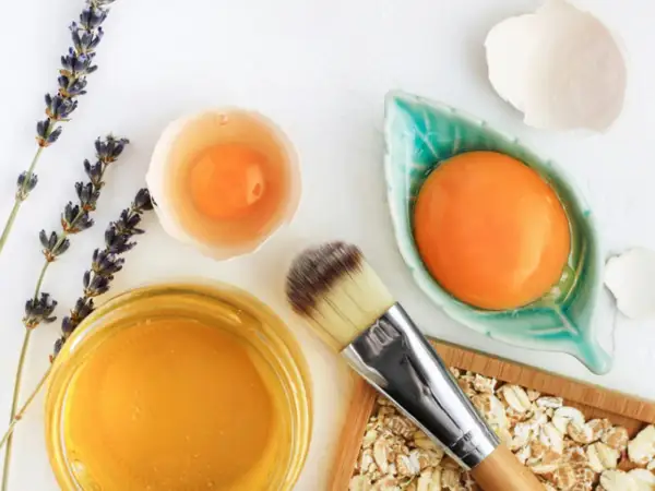 Ingredientes para hidratar la piel de forma natural: yemas de huevo, miel, lavanda y avena.