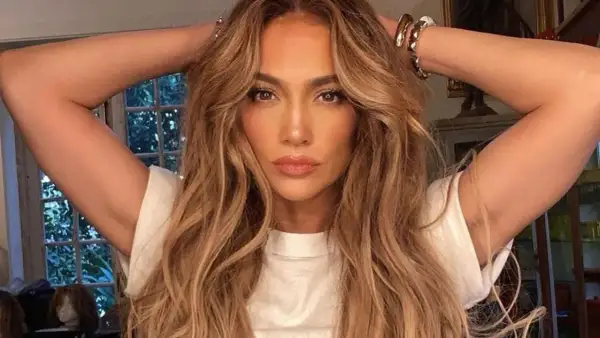 Jennifer Lopez luce un cabello voluminoso con capas y cortes que dan vida al pelo fino.