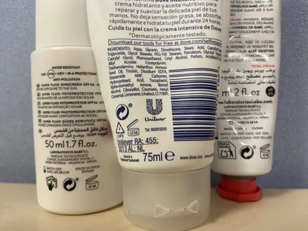 En la imagen se ven tubos de crema solar. Para saber la fecha de caducidad de la crema solar, busca "LOTE/CADUCIDAD: VER SELLADO" o "BATCH/EXPIRY DATE: SEE SEAL".