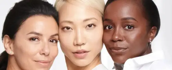 Tres mujeres con diferentes fototipos de piel, desde clara hasta oscura, mostrando la diversidad de la belleza.