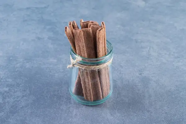 Palitos de regaliz en un frasco de vidrio atado con cuerda. Descubre las increíbles regaliz propiedades.