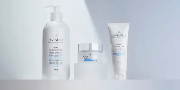 Tres productos de cuidado de la piel de Caviahue: crema emoliente con urea, crema facial y crema de manos.