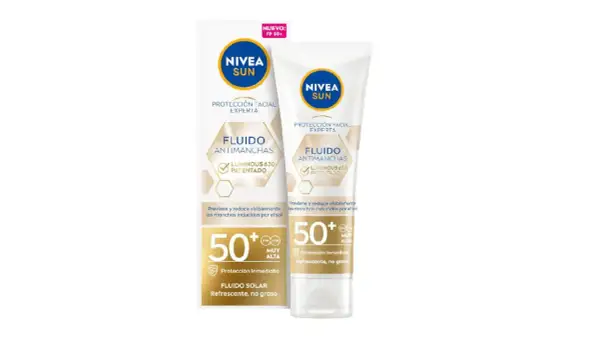 Crema solar facial Nivea Sun Fluido Antimanchas FP 50+. Protección alta y refrescante, ideal para prevenir manchas solares.