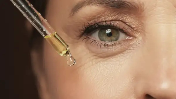 Gota de aceite con vinagre de manzana para la cara, aplicada cerca del ojo.